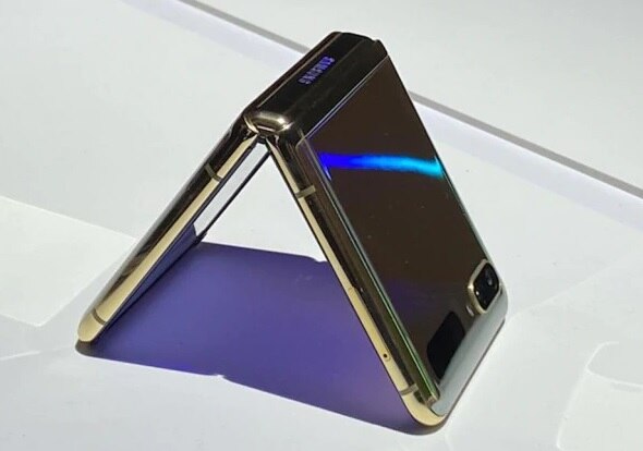 Samsung launches galaxy z flip foldable phone in India goes out of stock Samsung એ ભારતમાં રજૂ કર્યો સ્ટાઈલિશ ફોન, ગણતરીની મિનિટોમાં જ થઈ ગયો Out of Stock, કિંમત છે એક લાખથી પણ વધુ