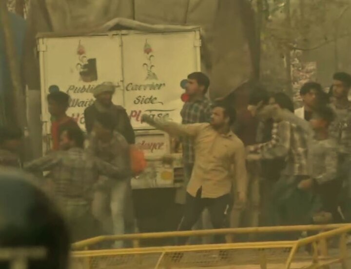 Delhi: Stone pelting between two groups in Maujpur area, tear gas shells fired by Police દિલ્હી: જાફરાબાદમાં CAAના વિરોધ પ્રદર્શન દરમિયાન પથ્થરમારો, પોલીસે ટીયરગેસના સેલ છોડ્યા