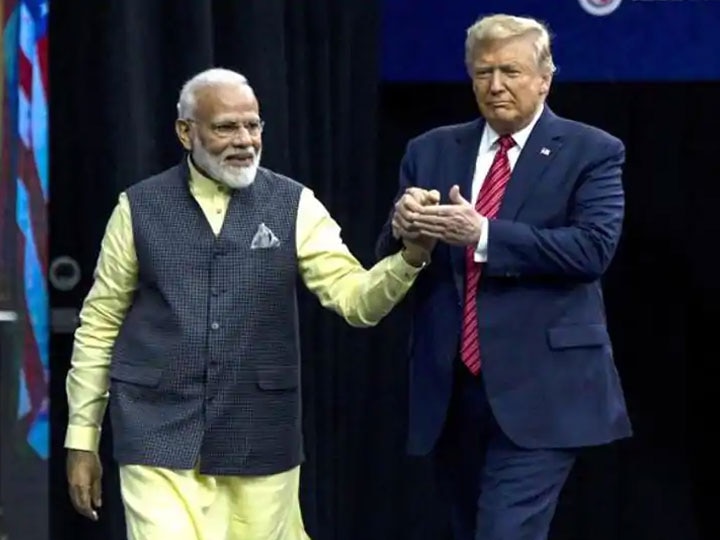 PM Narendra Modi will welcome Donald Trump at Ahmedabad Airport PM નરેન્દ્ર મોદી અમદાવાદ એરપોર્ટ પર ડોનાલ્ડ ટ્રમ્પ, મેલેનિયા અને ઈવાન્કાનું કરશે ભવ્ય સ્વાગત