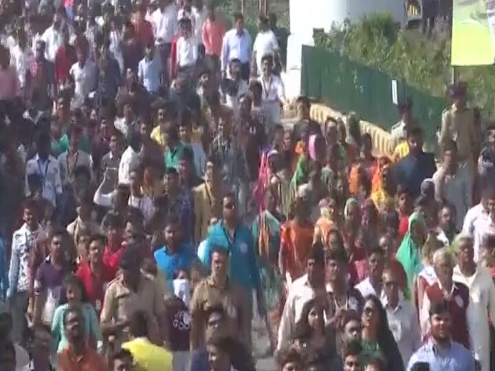 Gujarati crowd gathering for see Donald Trump and Melania in Ahmedabad ટ્રમ્પ-મેલેનિયાને જોવા ગુજરાતીઓની પડાપડી, જ્યાં જુઓ ત્યાં લોકોનાં ટોળાં જોવા મળ્યાં