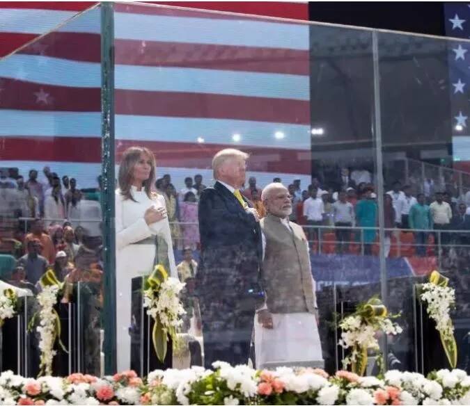 મોટેરા સ્ટેડિયમમાં અમેરિકાના રાષ્ટ્રગાન દરમિયાન ટ્રમ્પ અને મોદી.