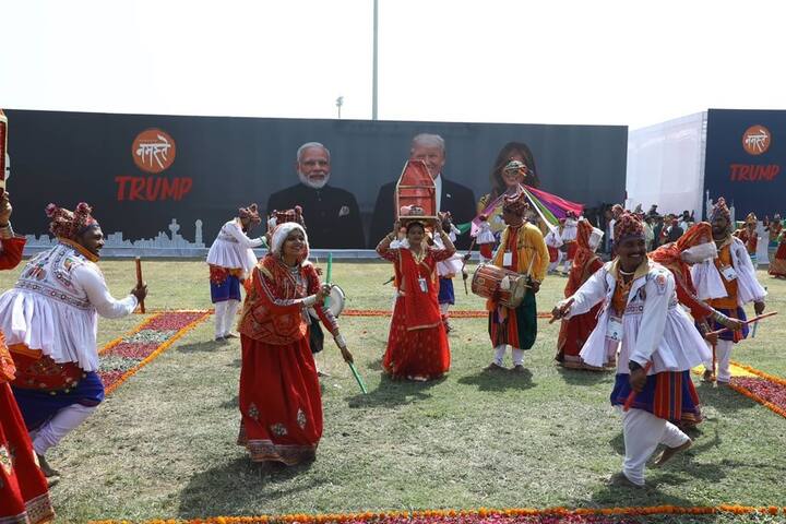 ગાંધીઆશ્રમની મુલાકાત બાદ ટ્રમ્પ મોટેરા સ્ટેડિયમ જવા રવાના થયા ત્યારે ઠેર ઠેર સાંસ્કૃતિક કાર્યક્રમો દ્વારા ભવ્ય સ્વાગત કરાયું હતું.