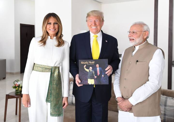 મોટેરા સ્ટેડિયમમાં પહોંચ્યા બાદ પ્રધાનમંત્રી મોદીએ ટ્રમ્પને ખાસ યાદગીરી આપી હતી.
