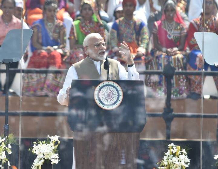મોટેરા સ્ટેડિયમમાં સંબોધન કરતાં પ્રધાનમંત્રી મોદી.