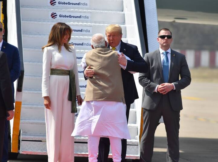 અમદાવાદ એરપોર્ટ પર વડાપ્રધાન મોદીએ ભેટીને અમેરિકાના રાષ્ટ્રપતિ ડોનાલ્ડ ટ્રમ્પનું ભવ્ય સ્વાગત કર્યુ હતું.