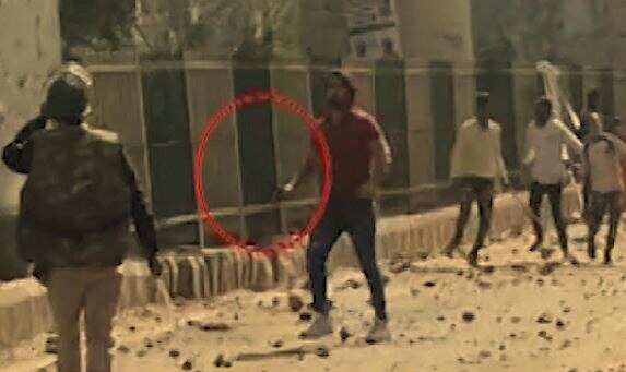 Delhi violence firing in front of police in bhajanpura દિલ્હી હિંસા: ભજનપુરામાં પોલીસ સામે ફાયરિંગ કરનાર યુવકની ધરપકડ, 9 મેટ્રો સ્ટેશન બંધ