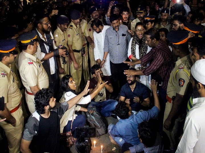 High alert in mumbai in view of delhi violence દિલ્હી હિંસા બાદ મુંબઈમાં પણ પ્રદર્શન, પોલીસે પ્રદર્શનકારીઓની કરી અટકાયત, હાઈ એલર્ટ જાહેર