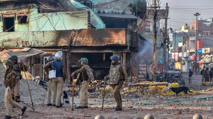 delhi violence shoot at sight order in various areas of north east delhi by delhi police દિલ્હીમાં ઉપદ્રવીઓને જોતા જ ‘દેખો ત્યાં ઠાર’ના આદેશ, પ્રભાવિત વિસ્તારમાં CBSEએ પરીક્ષા સ્થગિત કરી