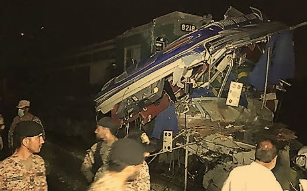 pakistan train and bus collision 20 dead પાકિસ્તાનમાં બસ અને ટ્રેન વચ્ચે ભીષણ અકસ્માત, 20 લોકોનાં મોત
