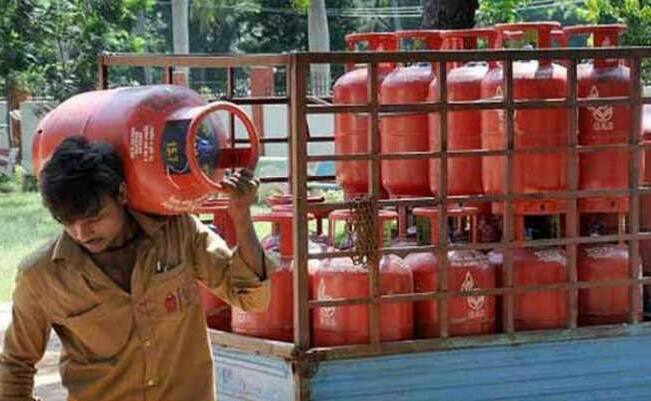 Non subsidised Gas Cylinder price drops 53 rs રાંધણ ગેસના બાટલાના ભાવમાં થયો ઘટાડો, નવો ભાવ આજથી જ થયો લાગુ
