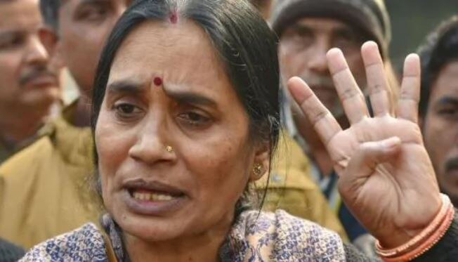 Delay in hanging shows failure of system: Nirbhaya's mother ફાંસી ટળતા ગુસ્સે થઇ નિર્ભયાની મા, કહ્યુ- કોર્ટ અને સરકાર તમાશો જોઇ રહી છે