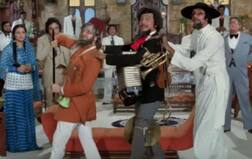 'અમર અકબર એન્થોની'ના સેટ પરથી અમિતાભ બચ્ચને શેર કરી થ્રોબેક તસવીર