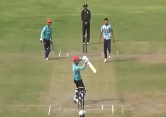 Afghanistan bowler Rashid Khan copies helicopter shot of dhoni રાશિદ ખાને અનોખા અંદાજમાં ફટકાર્યો ધોનીનો હેલિકોપ્ટર શોટ, સાથી ખેલાડીએ કહ્યું- હેલિકોપ્ટર નહીં ‘નિંજા કટ’