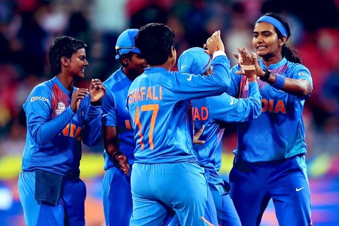 T20 Worldcup India women vs England Women sehwag unique tweet on victory of team india મહિલા ટી-20 વર્લ્ડકપ ફાઈનલમાં પહોંચનારી ભારતીય ટીમને સેહવાગે અનોખા અંદાજમાં પાઠવ્યા અભિનંદન, લખ્યું- ઈન્દ્ર દેવતા સામે કોણ જીતી શકે છે