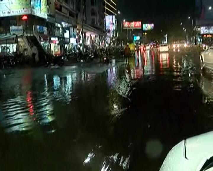 Unseasonal rains in Gujarat અમદાવાદમાં વીજળી સાથે ધોધમાર વરસાદ, અનેક વિસ્તારોમાં ભરાયા પાણી