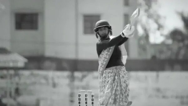 International women day: mithali raj wears saree and play cricket, see video ટીમ ઇન્ડિયાની આ ક્રિકેટરે સાડી પહેરીને કરી બેટિંગ, વીડિયો થયો ધડાધડ વાયરલ