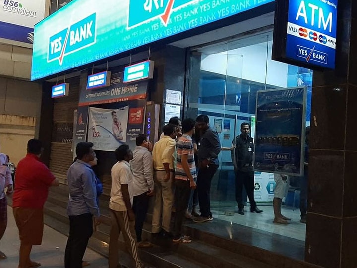 Yes Bank withdrawal limited to 50,000  Yes Bankના ગ્રાહકોમાં ફફડાટ, RBIની જાહેરાત બાદ ATMની બહાર જોવા મળી લાંબી લાઈનો