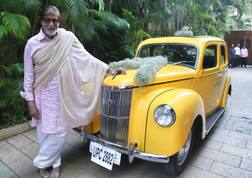 વિન્ટેજ કાર સાથે અમિતાભ બચ્ચનની તસવીર વાયરલ