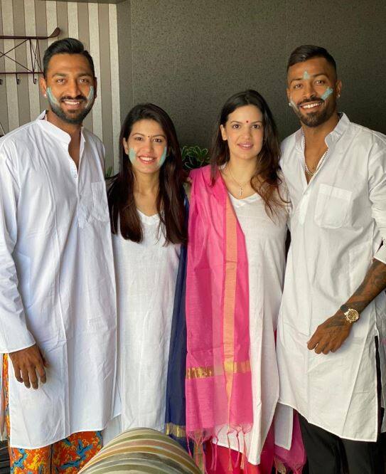 દેશભરમાં આજે હોળીનું પર્વ મનાવવામાં આવી રહ્યું છે. લોકો એકબીજાને હોળીની શુભકામના પાઠવવા સહિત રંગોથી રંગી રહ્યા છે. લોઅર બેક ઈન્જરી બાદ સાઉથ આફ્રિકા સામે વન ડે શ્રેણીથી ભારતીય ટીમમાં વાપસી કરી રહેલા સ્ટાર ઓલરાઉન્ડર હાર્દિક પંડ્યા પણ હોળીના રંગમાં રંગાયો હતો.