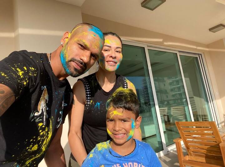 ટીમ ઈન્ડિયાના ઓપનર શિખર ધવને પત્ની અને પુત્ર સાથેની તસવીર શેર કરીને લખ્યું, આપણા લોકો સાથે મિલન કરાવે છે હોળી, ખુશીઓના રંગ લાવે છે હોળી.