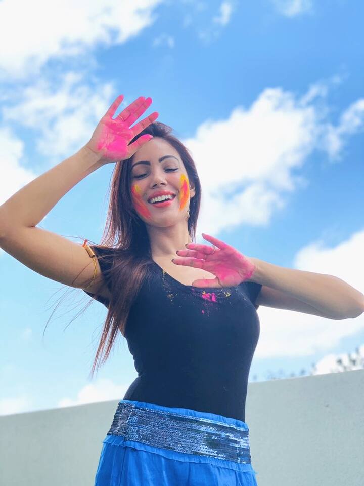 તારક મહેતા કા ઉલ્ટા ચશ્મામાં ગોકુલધામ સોસાયટીમાં હોળીની ધૂમ મચી છે. હોળીના દિવસે ગોકુલધામ વાસી ટપુ સેનાથી બચવા જ્યાં મોકો મળે ત્યાં છુપાઈ જાય છે. 