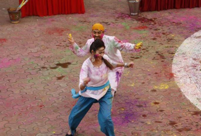 ટપુ સેના રંગ ન લગાવી શકે તે માટે જેઠાલાલ પણ પડોશી બબીતાની પાછળ જઈને છુપાઈ જાય છે.  