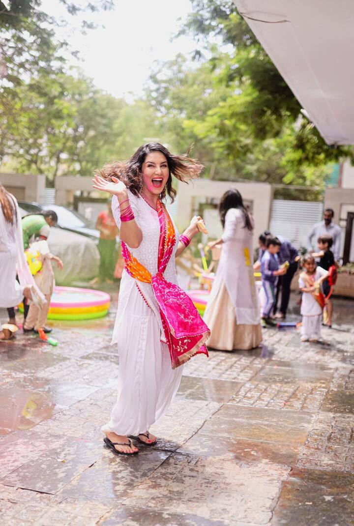 બોલીવૂડ એક્ટ્રેસ સની લિયોનીએ પોતાના પરિવાર સાથે હોળીની ઉજવણી કરી હતી. આ દરમિયાન સની લિયોની વ્હાઈટ કલરના ડ્રેસમાં જોવા મળી હતી. 