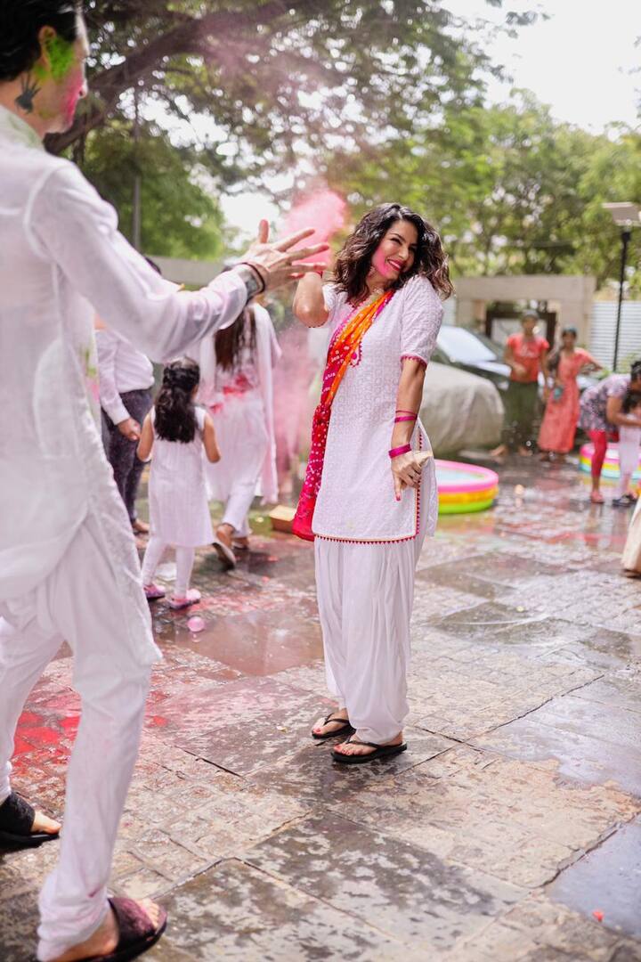 સની લિયોનીની હોળીની તસવીરો સોશિયલ મીડિયામાં ખૂબ ઝડપથી વાયરલ થઈ રહી છે. (તમામ તસવીરો સોશિયલ મીડિયા)