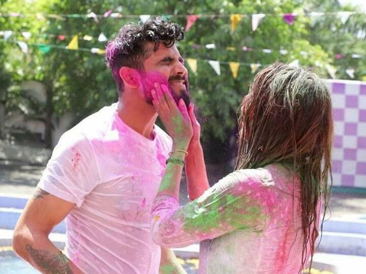 Ravindra Jadeja and his wife Rivaba Dhuleti Celebration in Rajkot ક્રિકેટર રવિન્દ્ર જાડેજા અને રિવાબા હટકે અંદાજમાં આ જગ્યાએ રમ્યો ધુળેટી, જાણો