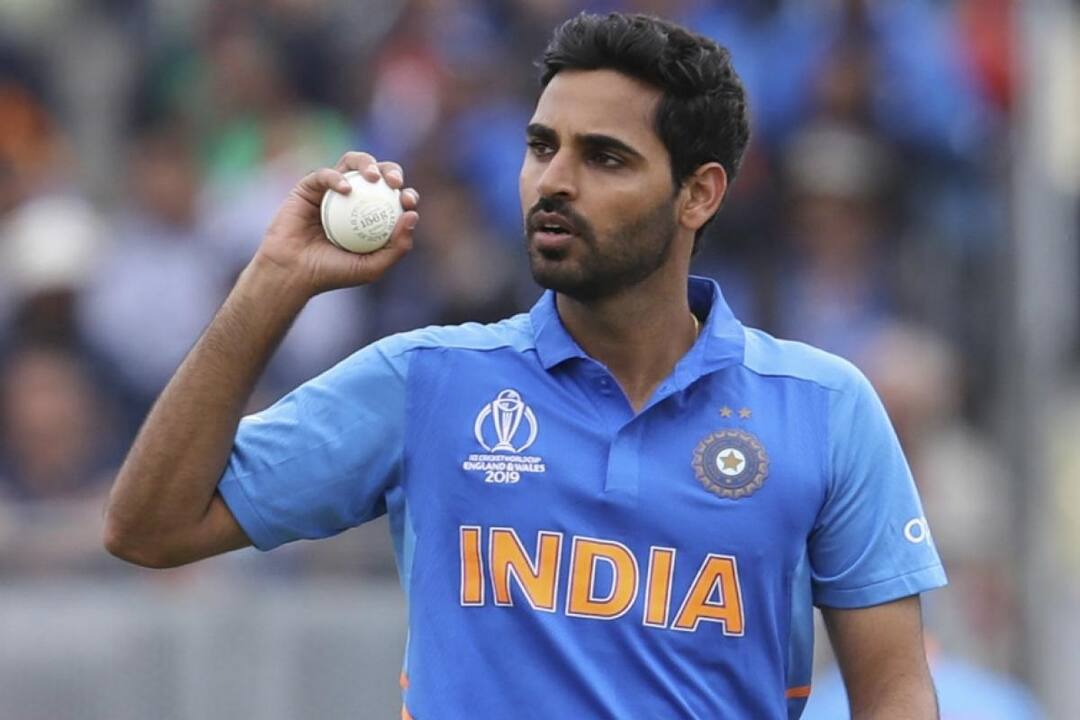 india vs south africa bhuvneshwar kumar says indian team may avoid usage of saliva for shining ball due to coronavirus ક્રિકેટરોમાં છવાયો કોરોનાનો ડરઃ ભુવનેશ્વર કુમારે કહ્યું- મામલો ગંભીર, અમે બોલ ચમકાવવા માટે.....