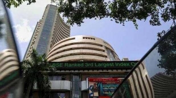 indian stock market downs over 2900 points nifty below 10000 શેરબજારમાં 2900 પોઈન્ટનો કડાકો, નિફ્ટી 10,000થી નીચે, રૂપિયાનું પણ થયું ધોવાણ