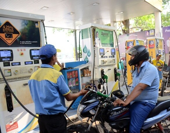 petrol diesel price excise duty on both petrol and diesel increased by rs 3 per litre પેટ્રોલ-ડીઝલ પર સરકારે વધારી એક્સાઈઝ ડ્યૂટી, જાણો આજે કેટલી છે કિંમત