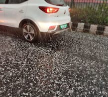 દિલ્હીમાં ધોધમાર વરસાદ સાથે પડ્યા કરા, રોડ પર પાણી ભરાવાથી સર્જાયો ટ્રાફિક જામ