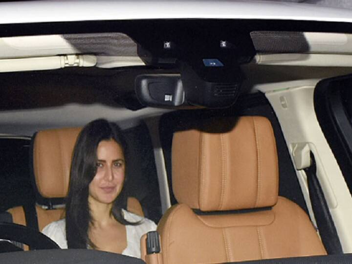 વિક્કી કૌશલ અને કેટરીના છેલ્લા ઘણા સયમથી એકબીજાને ડેટ કરી રહ્યા હોવાના અહેવાલ છે પરંતુ બન્નેએ આ રિલેશનશિપ અંગે કોઈ સત્તાવાર જાહેરાત કરી નથી. ઉલ્લેખનીય છે કે, વિક્કી અને કેટરીનો હોળી સેલિબ્રેશનનો એક વીડિયો ખૂબ વાયરલ થયો હતો. જેમાં વિક્કી કેટરીનાને રંગ લગાવતી નજર આવી રહી છે.