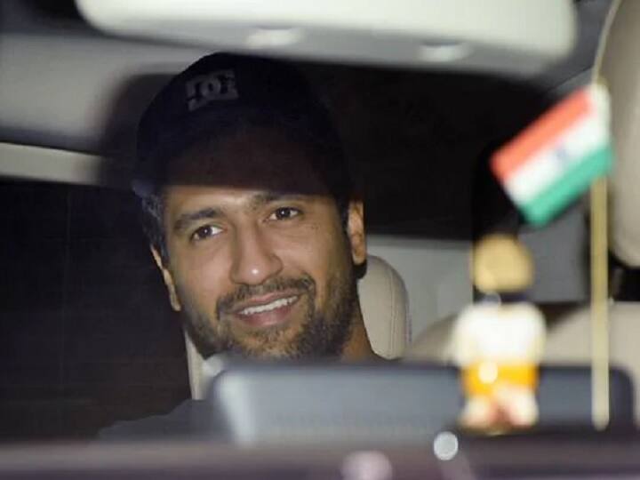 વિક્કી કૌશલ અને કેટરીના પોત-પોતાની ગાડીમાં ડિનર પાર્ટીમાં પહોંચ્યા હતા. તે દરમિયાન કેટરીના વ્હાઈટ આઉટફિટમાં નજર આવી હતી જ્યારે વિક્કી બ્લેક ટીશર્ટમાં હતો.