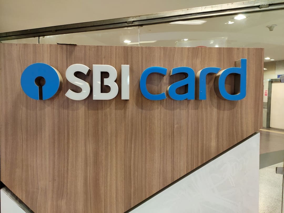 SBI Cards share listing today, tepid debut seen SBI કાર્ડના ipoએ રોકાણકારોને રાતા પાણીએ રોવડાવ્યા, જાણો કેટલાએ થયું લિસ્ટિંગ