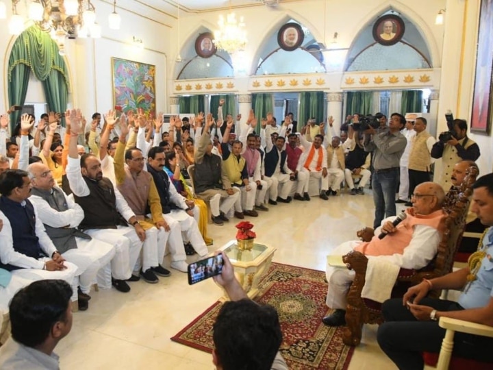 Bjp mlas meets mp governor over kamal nath floor test મધ્યપ્રદેશ: રાજ્યપાલ સામે BJPએ 106 ધારાસભ્યોની કરાવી પરેડ