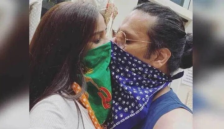 poonam pandey new boyfriend corona kiss picture viral asked for caption from fans વાયરલ થઈ બોલિવૂડ એક્ટ્રેસની 'Corona Kiss'ની તસવીર, નવા બોયફ્રેન્ડ સાથે આ અંદાજમાં જોવા મળી