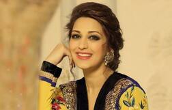 બહેનને Kiss કરીને Troll થઈ સોનાલી બેન્દ્રે, લોકોએ કહ્યું- Coronavirus થી બચવાની સલાહ આપો છો અને ખુદ.....