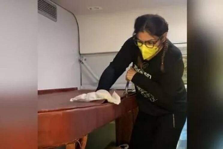 raveena tandon cleans train seat with sanitizer and wipes coronavirus outbreak આ બોલિવૂડ એક્ટ્રેસે ચહેરો છુપાવીને ટ્રેનની સીટની કરી સફાઈ, વીડિયો થયો વાયરલ