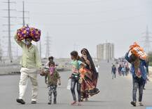 Emotional Pictures: મજબૂર છે દેશનો મજૂર, ઘરે જવા માટે સેંકડો કિલોમીટર પગપળા જવા માટે લાચાર