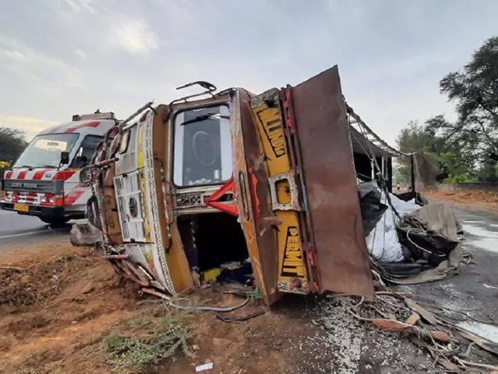 3 died in truck accident at Mehsana-Ahmedabad highway આ  કેવું મોત! કોરોનાના ડરથી વતન જવા ટ્રકમાં બેઠા અને મહેસાણા નજીક અકસ્માત સર્જાયો, 3નાં મોત
