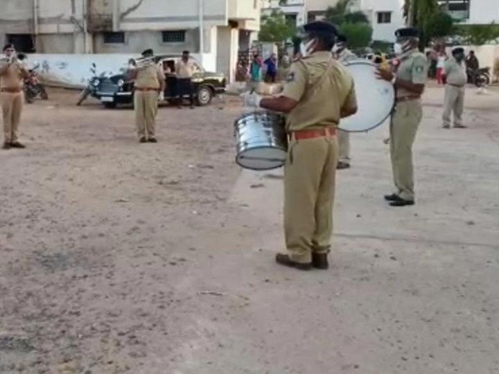 Corona Effect: Lock Down in Kutch ગુજરાતમાં કઈ જગ્યાએ જાણીતા બેન્ડ સાથે દેશભક્તિના ગીતો વગાડી લોકોને ઘરમાં રહેવાની પોલીસે કરી અપીલ, જાણો