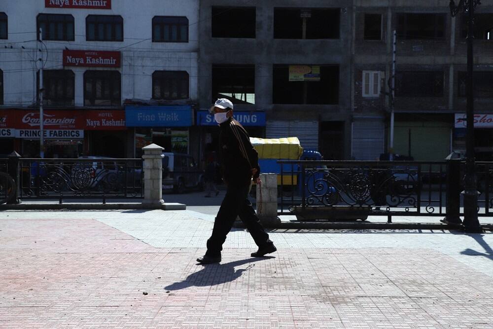 Lockdown day 8: Men held with own fake death certificate and ambulance Lockdown: જીવતા વ્યક્તિને મૃત ગણાવીને એમ્બ્યુલન્સથી લઈ જતા હતા ઘરે, રસ્તામાં પોલીસે અટકાવ્યા ને......