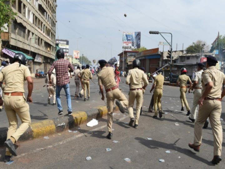 Stone attack on Ahmedabad Police at Gomtipur Area અમદાવાદ: સર્ચ ઓપરેશન અને પેટ્રોલિંગ કરવા ગયેલા પોલીસ અધિકારીઓ પર સ્થાનિકોએ કર્યો પથ્થરમારો
