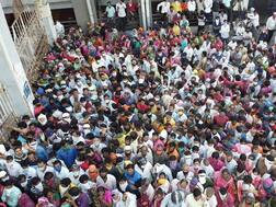 લોકડાઉનની વચ્ચે સુરતમાં અચાનક જ કેમ લોકોનાં ટોળેટોળાં ઉમપડી પડ્યા? જાણો