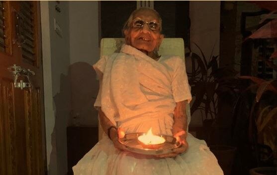 Gujarat People light earthen lamps and candles સમગ્ર ગુજરાત દીવડાથી ઝળહળ્યું, CM રૂપાણી અને PM મોદીના માતા હિરાબાએ દીવડા પ્રગટાવી સમર્થન કર્યું