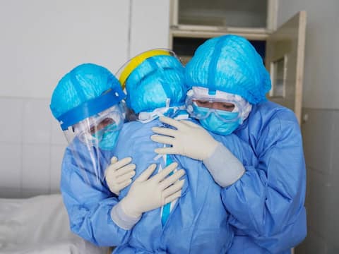 પૂણેમાં બહેનની સારવાર કરતાં નર્સ બની કોરોનાનો ભોગ, પરિવારનાં સાત લોકોને પણ લાગ્યો ચેપ ને પછી.... પૂણેમાં બહેનની સારવાર કરતાં નર્સ બની કોરોનાનો ભોગ, પરિવારનાં સાત લોકોને પણ લાગ્યો ચેપ ને પછી....