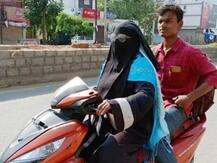 બીજા રાજ્યમાં ફસાયેલા પુત્રને પરત લાવવા એકલી જ નીકળી પડી માતા, સ્કૂટી પર 1400 KMનું અંતર કાપીને આ રીતે પહોંચી