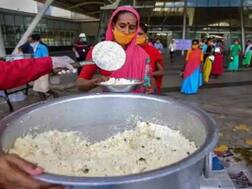 હિન્દી ફિલ્મોનો આ વિલન 45 હજાર લોકોને ઘેરબેઠાં ભોજન પહોંચાડે છે. બીજી ચીજો પણ આપે છે, જાણો વિગત